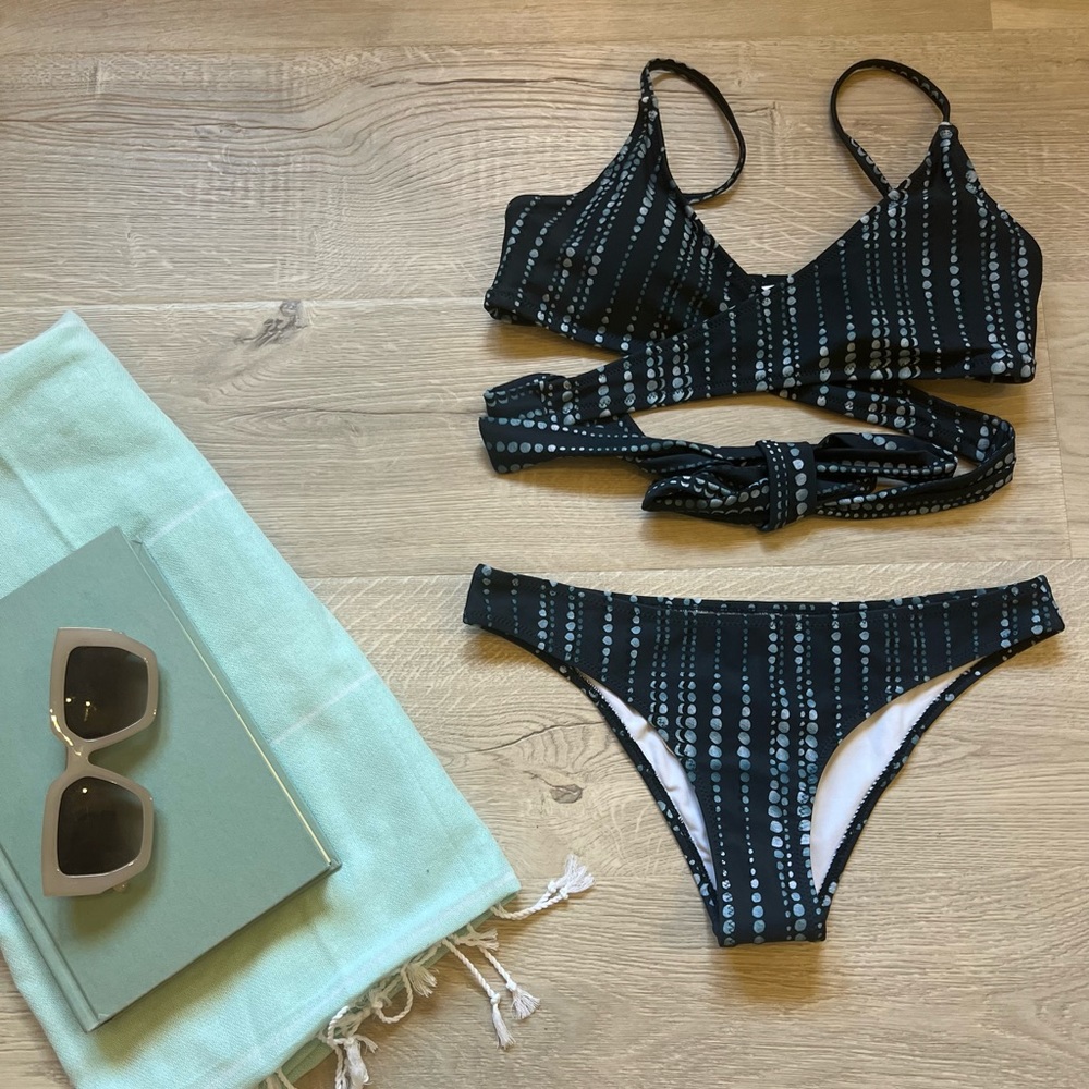 New with tags Cupshe blue design bathing suit size small - bikini tie around